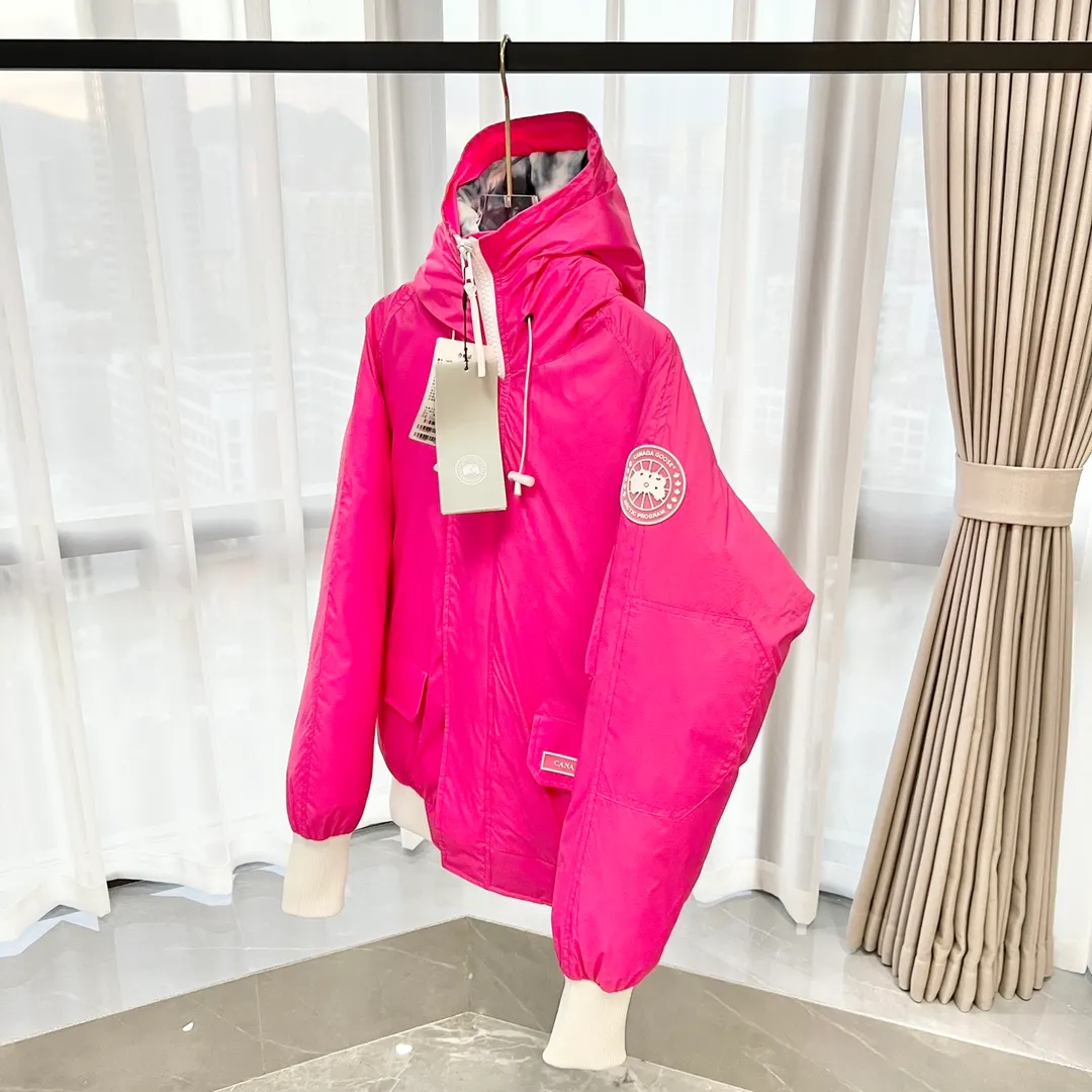 P780 𝗖𝗔𝗡𝗔𝗗𝗔 𝗚𝗢𝗢𝗦𝗘｜Canada Goose Glacier THE ICONS series Chilliwack bomber jacket 7999U1 Product color: black, white, dawn blue, pink, mood blue Size: S, M, L, XL, XXL Description: The Chilliwack bomber jacket was originally designed for pilots in the uninhabited areas of northern Canada. It is durable, warm and easy to move, which can meet the needs of pilots working in the Arctic waterways. Chilliwack's iconic style remains popular and is a popular jacket from Canada Goose. The Northern Lights capsule collection is reimagined in rich hues inspired by the stunning colors of Canada's north. The Glacial Haze capsule series is improved with an eye-catching and layered color series, giving people the feeling of being caught in the mist around icebergs and glaciers. Material list: 1⃣ Original custom-made double plain 9500-100% nylon nylon fabric 2⃣ Original YKK zipper, not a sub-factory product 3⃣ National standard 80% widely inspected white duck down, (ZP uses 80% white duck down/everything that boasts 90% is fake) Material analysis characteristics: 1⃣ Original factory/9500-100% nylon100% nylon Lurex yarn is actually 100% nylon. Nowadays, there are few pure ones. Most of them are mixed with cotton or polyester. Our top-quality original version is developed in accordance with ZP and uses the same material. 2⃣ As we all know, the original version uses 80% white duck down. The fill power refers to the cubic inches of volume occupied by each ounce (30 grams) of down under certain conditions. If one ounce of down occupies 500 cubic inches, the fill power of the down is 500. So we can simply understand it as: fill power is the volume of down, and the volume of down is fill power. The higher the fill power of down, it means that under the same filling amount, down can fix a larger volume of air layer to keep warm and insulate, so the warmth retention of down is better.